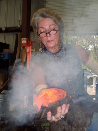 [Photo 345x460 43.1kB] Jayne forming glass on a blow pipe